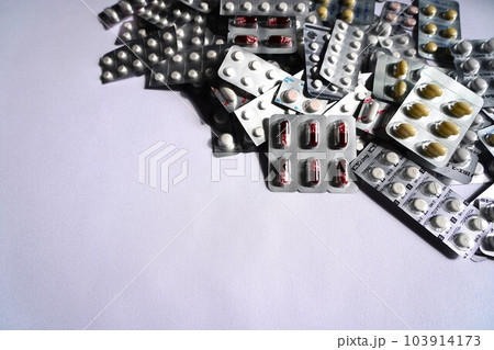 大量の医薬品（抗うつ剤・抗鬱剤・睡眠薬・眠剤・せき止め・咳止め） 103914173