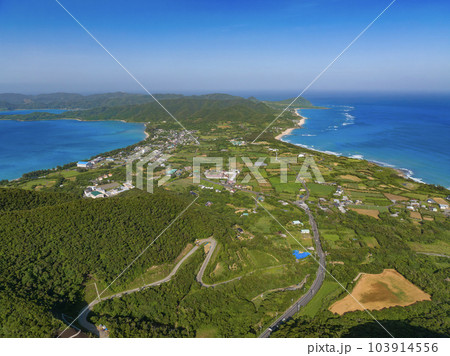 2つの海が見える丘 側の空撮 - 奄美大島 龍郷 103914556