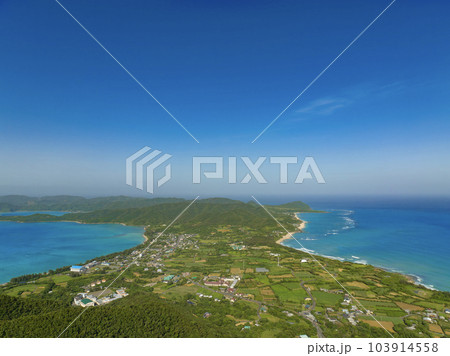 2つの海が見える丘 側の空撮 - 奄美大島 龍郷 103914558