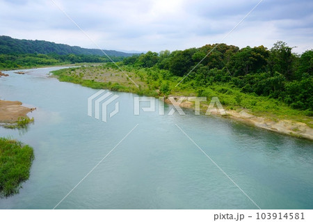 エメラルドグリーンの綺麗な多摩川と生い茂る緑の写真素材 [103914581] - PIXTA