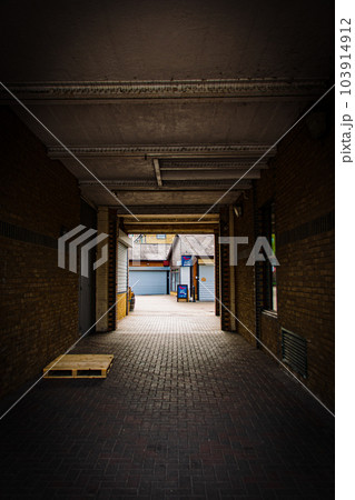 遠くに見えるシャッター 103914912