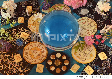 Magic ball and runes on witch ritual table....の写真素材 [103915550] - PIXTA