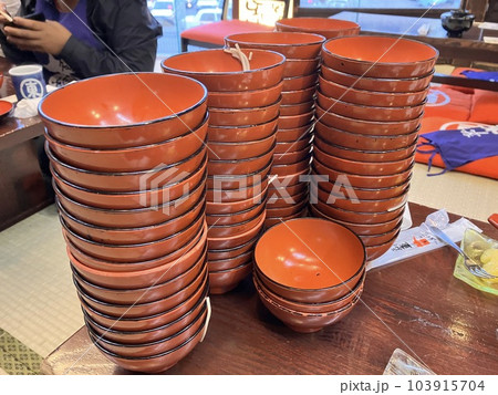 わんこそばの積み上げられたお椀 103915704