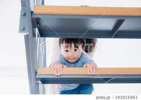家の階段をハイハイで登る1歳の男の子 103915861