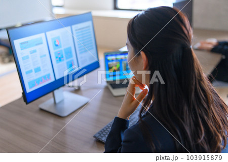 ビジネスイメージ デスクワーク ビジネスイメージ デスクワーク 103915879