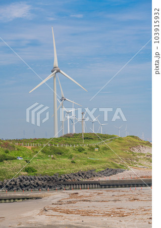 【静岡県】浜岡砂丘の風力発電風車 【静岡県】浜岡砂丘の風力発電風車 103915932