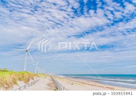 【静岡県】浜岡砂丘の風力発電風車 【静岡県】浜岡砂丘の風力発電風車 103915941