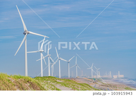 【静岡県】浜岡砂丘の風力発電風車 【静岡県】浜岡砂丘の風力発電風車 103915943