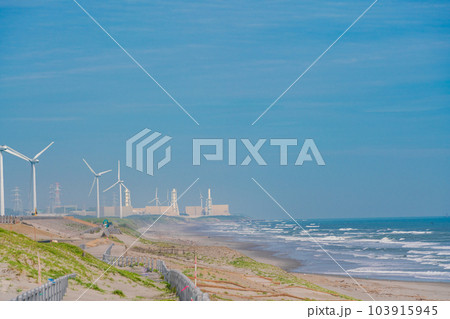【静岡県】浜岡砂丘の風力発電風車 【静岡県】浜岡砂丘の風力発電風車 103915945