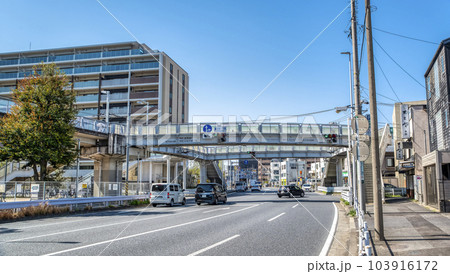 神奈川県横浜市の都市風景　新子安駅周辺 103916172