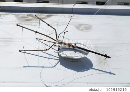 屋上で倒れたアンテナ 103916216