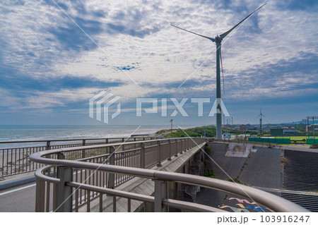 （静岡県）菊川河口の潮騒橋と風力発電風車 103916247