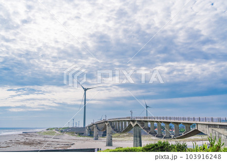 （静岡県）菊川河口の潮騒橋と風力発電風車 103916248