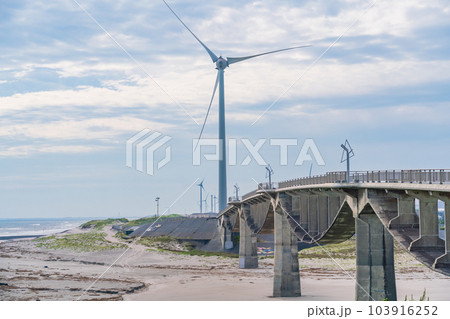 (静岡県)菊川河口の潮騒橋と風力発電風車 (静岡県)菊川河口の潮騒橋と風力発電風車 103916252