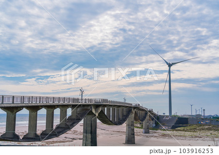 （静岡県）菊川河口の潮騒橋と風力発電風車 103916253