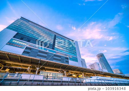 日本の横浜都市景観 相鉄新横浜線・東急新横浜線開業（3月）で利便性が向上した新横浜駅と新幹線 103916348