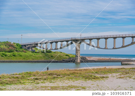 (静岡県)菊川河口で釣りをする人 (静岡県)菊川河口で釣りをする人 103916371