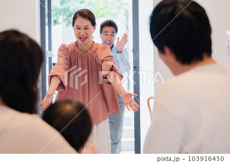 孫の成長を見に家に遊びにきた祖父母 103916450