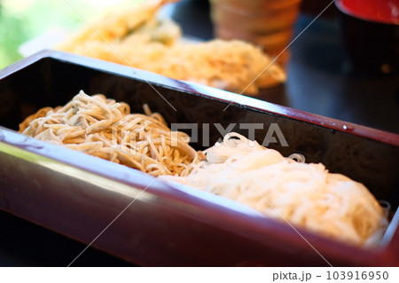 窓際で食べるお蕎麦 窓際で食べるお蕎麦 103916950