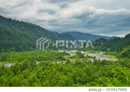 県道富山立山公園線志鷹谷休憩所の付近から見た常願寺川と立山大橋 103917069