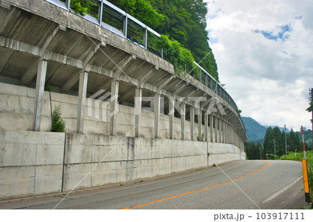 県道富山立山線志鷹谷休憩所付近のスノーシェッド 県道富山立山線志鷹谷休憩所付近のスノーシェッド 103917111