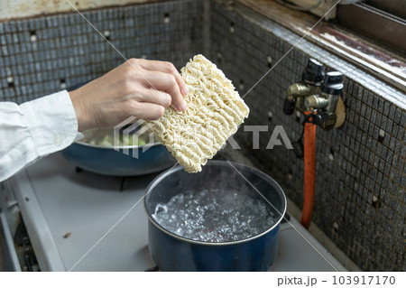 インスタントラーメンを作っている主婦 古い日本家屋の台所 インスタントラーメンを作っている主婦 古い日本家屋の台所 103917170