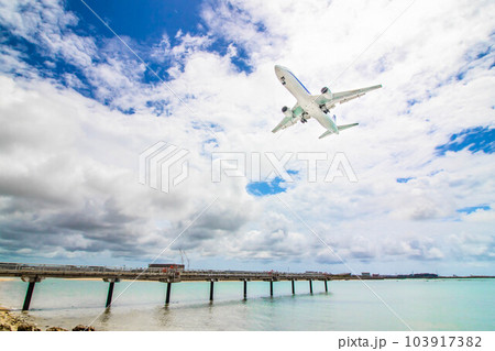 夏の沖縄　那覇空港航空機着陸態勢 103917382