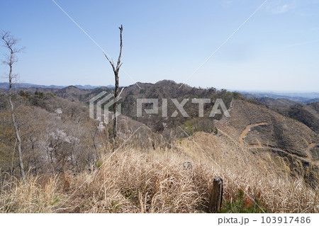前仙人ケ岳山頂付近から見える群馬・栃木県境の尾根と仙人ケ岳方面 2023年4月4日 前仙人ケ岳山頂付近から見える群馬・栃木県境の尾根と仙人ケ岳方面 2023年4月4日 103917486