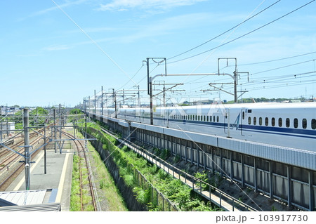 在来線二川駅を高速で通過中の新幹線 在来線二川駅を高速で通過中の新幹線 103917730