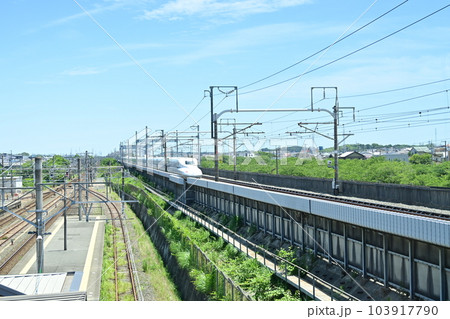 在来線二川駅を高速で通過中の新幹線 103917790
