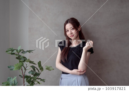 腕を組む女性 103917821
