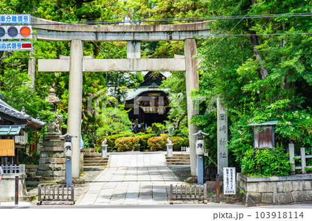 京都市左京区の岡崎神社 鳥居 京都市左京区の岡崎神社 鳥居 103918114