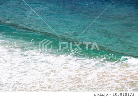 波と飛沫のコントラスト 103918172