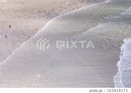 広がる砂浜 103918173