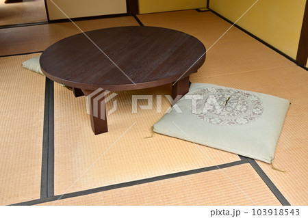 ちゃぶ台と座布団（二川宿本陣資料館） 103918543