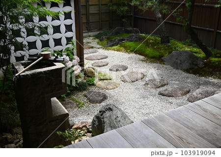 二川宿本陣資料館にある縁側と庭 二川宿本陣資料館にある縁側と庭 103919094