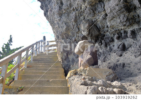 伊豆半島・南伊豆・石廊崎、石室神社へ向かう遊歩道のスリルを感じる突端部の風景・静岡県南伊豆町(2) 伊豆半島・南伊豆・石廊崎、石室神社へ向かう遊歩道のスリルを感じる突端部の風景・静岡県南伊豆町(2) 103919262