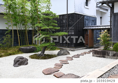 二川宿本陣資料館にある縁側と庭 103919429