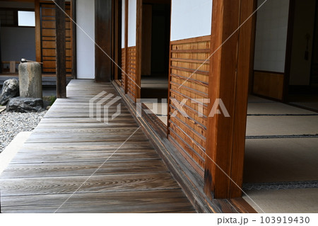 二川宿本陣資料館にある縁側と庭 103919430