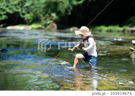 川遊びをする子供 川遊びをする子供 103919678
