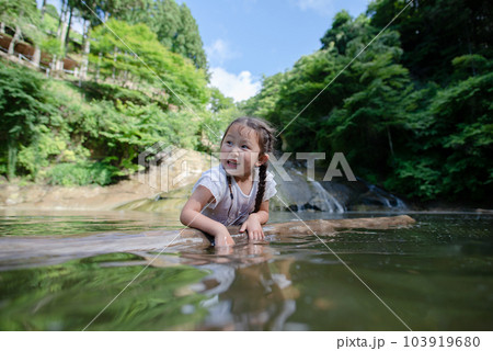 川遊びをする子供 川遊びをする子供 103919680