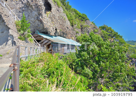 伊豆半島・南伊豆・石廊崎の風景、突端の熊野神社から断崖に建つ石室神社を眺める・静岡県南伊豆町(6) 103919795
