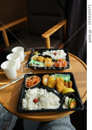 ホテルで2人で昼食 103920471