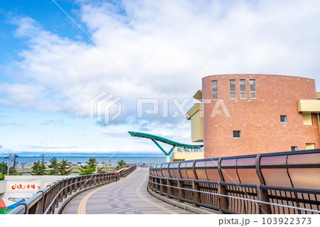 道の駅浅虫温泉　海に向かう歩道橋 103922373