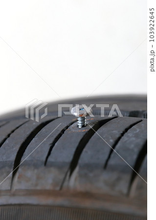 釘が刺さった自動車のタイヤ 釘が刺さった自動車のタイヤ 103922645