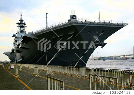横浜・大桟橋に係留される… 護衛艦いずも 103924412