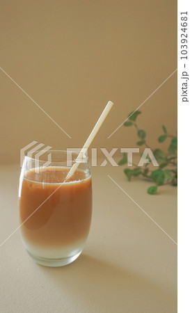 グラスに入ったアイスカフェオレと観葉植物 グラスに入ったアイスカフェオレと観葉植物 103924681