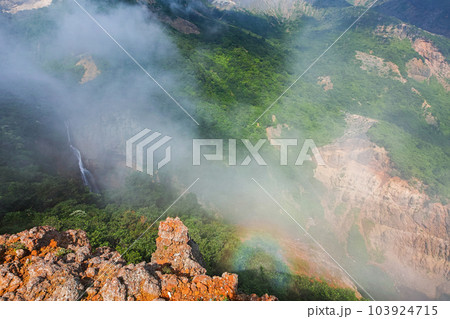 宮城県/ 蔵王 夏の「不帰の滝」（かえらずの滝）に現れたブロッケン現象 103924715