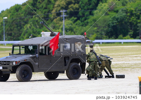 攻撃の準備をする自衛隊 攻撃の準備をする自衛隊 103924745