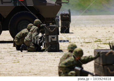 銃を撃つ自衛隊 103924818